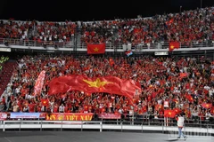 Вьетнамские болельщики бурно празднуют победу сборной U22 Вьетнама на стадионе «Раджамангала».