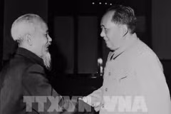 Президент Хо Ши Мин встречается с Председателем Мао Цзэдуном 2 ноября 1960 года в Пекине в ходе своего визита в Китай 2–4 ноября 1960 года. (Фото: ВИА)
