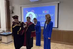 Доктор наук Фан Суан Зунг получает звание почетного профессора МЭИ.