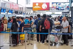 Пассажиры проходят регистрацию на рейсы в Международном аэропорту Нойбай в Ханое. (Фото: ВИА)