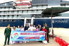 Группа иностранных туристов прибыла в порт Куинён.