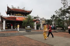 [Фото] Тысячи туристов приезжают в храм императора Куанг Чунга в Нгеане в начале весны