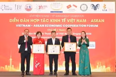 Выражение признательности предприятиям и спонсорам на церемонии празднования 10-летия Форума экономического сотрудничества Вьетнам – АСЕАН. (Фото: Оргкомитет)