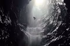 Недавно обнаруженная пещера в Национальном парке Фонгня - Кебанг с крайне редким водопадом. (Фото: tuoitre.vn)