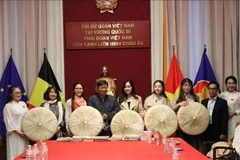 Г-н До Фыок Чунг, заместитель директора Департамента культуры и спорта города Хошимина, вручает традиционные шляпы «нон куай тхао» Клубу наследия вьетнамского «аозая» в Королевстве Бельгия. (Фото: ВИА)