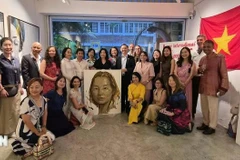 Женщины-послы и супруги послов делают памятное фото. (Фото: ВИА)