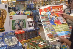 Игрушки Lego в тематике чемпионата мира по футболу 2026 года представлены в книжном магазине торгового центра Aeon Mall Ha Dong в Ханое. (Фото: ВИА)