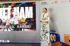 Основательница художественного проекта «Soul of Vietnam» Бонни Чау представляет Вьетнам аудитории Гонконга и международным гостям на 36-й Гонконгской книжной ярмарке (Китай). (Фото: ВИА)