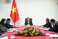 [Фото] Премьер-министр Фам Минь Тьинь провел телефонный разговор с Премьер-министром Сингапура Лоуренсом Вонгом