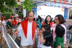 Посол Кубы во Вьетнаме Рохелио Поланко Фуэнтес посещает выставку картин, посвященную 65-летию установления вьетнамско-кубинских отношений, во Вьетнамско-кубинской начальной школе. (Фото: Кхань Лан)