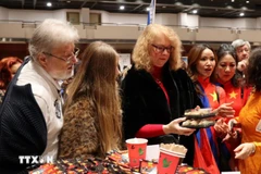 Посетители с интересом пробовали блюда вьетнамской кухни на стенде Вьетнама. (Фото: ВИА)