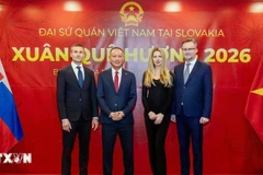 Посол Фам Чыонг Зянг фотографируется на память с двумя почетными консулами на мероприятии. (Фото: ВИА)