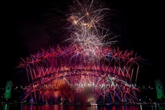 Яркий фейерверк по случаю встречи Нового 2026 года у моста Харбор-Бридж в Сиднее, Австралия. (Фото: Синьхуа/ВИА)