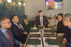 Посол Зыонг Хоай Нам на встрече с руководством Карловых Вар. (Фото: ВИА)