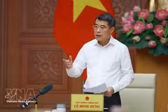 Премьер-министр Правительства Ле Минь Хынг проводит рабочую встречу с руководством Государственного банка Вьетнама. (Фото: ВИА)