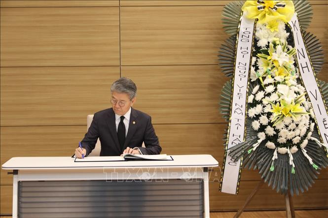 Первый заместитель министра иностранных дел Республики Корея Ким Хон Гюн оставляет запись в траурной книге. Фото: ВИА Первый заместитель министра иностранных дел Республики Корея Ким Хон Гюн оставляет запись в траурной книге. Фото: ВИА