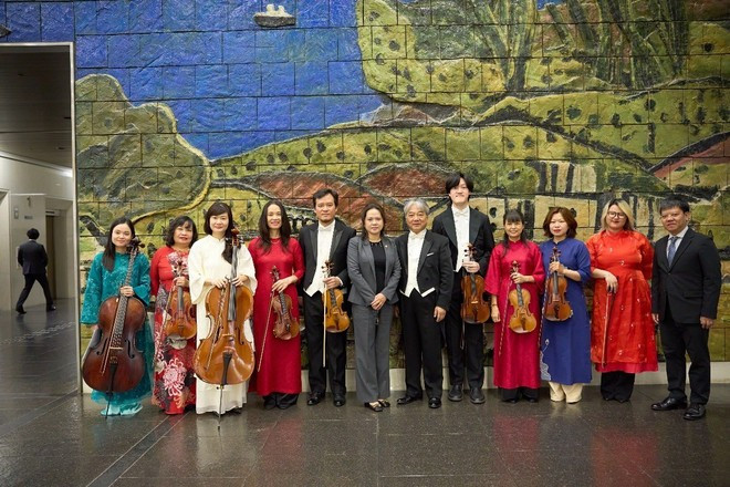 Генеральный консул Ву Тьи Май поздравляет артистов Вьетнамского национального симфонического оркестра. Фото: ВИА Генеральный консул Ву Тьи Май поздравляет артистов Вьетнамского национального симфонического оркестра. Фото: ВИА