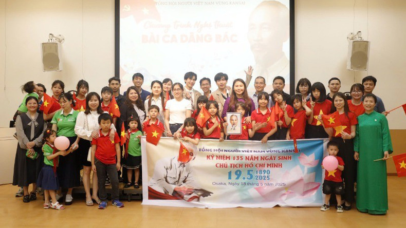 Церемония награждения победителей конкурса в Японии в честь 135-летия со дня рождения Президента Хо Ши Мина. Церемония награждения победителей конкурса в Японии в честь 135-летия со дня рождения Президента Хо Ши Мина.