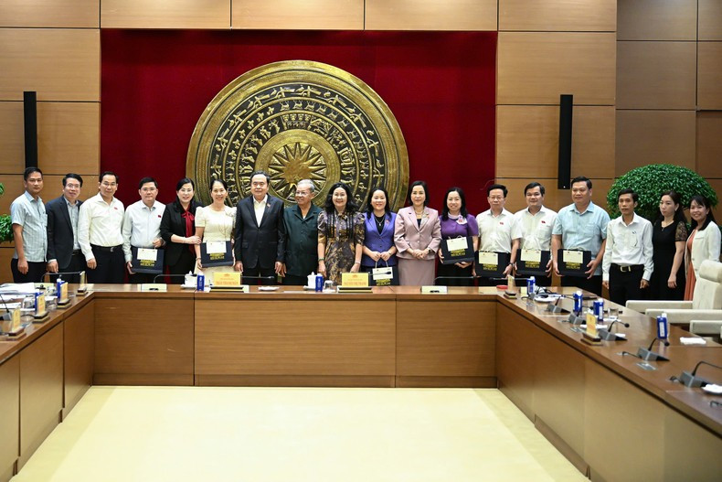 Председатель НС Чан Тхань Ман вручает подарки депутатам НС от провинции Хаузянг. Фото: Зюи Линь Председатель НС Чан Тхань Ман вручает подарки депутатам НС от провинции Хаузянг. Фото: Зюи Линь