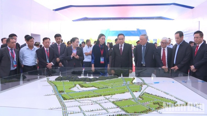 Председатель НС Чан Тхань Ман, руководители Партии и Государства заслушивают презентацию о масштабах проекта промышленного парка VSIP II Куангнгай. Председатель НС Чан Тхань Ман, руководители Партии и Государства заслушивают презентацию о масштабах проекта промышленного парка VSIP II Куангнгай.