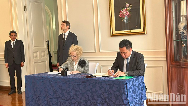 Представитель Третьего департамента Азии Министерства иностранных дел России оставляет запись в траурной книге. Представитель Третьего департамента Азии Министерства иностранных дел России оставляет запись в траурной книге.