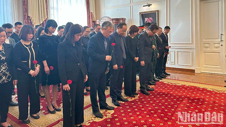 Посол Данг Минь Кхой, сотрудники Посольства и учреждений при Посольстве чтят память бывшего Президента Чан Дык Лыонга. Посол Данг Минь Кхой, сотрудники Посольства и учреждений при Посольстве чтят память бывшего Президента Чан Дык Лыонга.