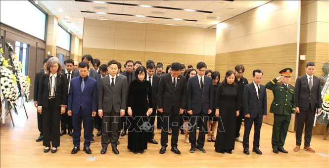 Делегация сотрудников Посольства Вьетнама в Республике Корея и учреждений при Посольстве минутой молчания чтит память товарища Чан Дык Лыонга. Фото: ВИА Делегация сотрудников Посольства Вьетнама в Республике Корея и учреждений при Посольстве минутой молчания чтит память товарища Чан Дык Лыонга. Фото: ВИА