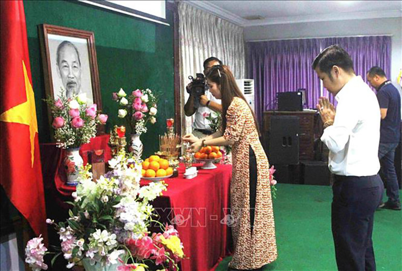 Делегаты воскуряют благовония у алтаря Президента Хо Ши Мина в Камбодже. Фото: ВИА Делегаты воскуряют благовония у алтаря Президента Хо Ши Мина в Камбодже. Фото: ВИА