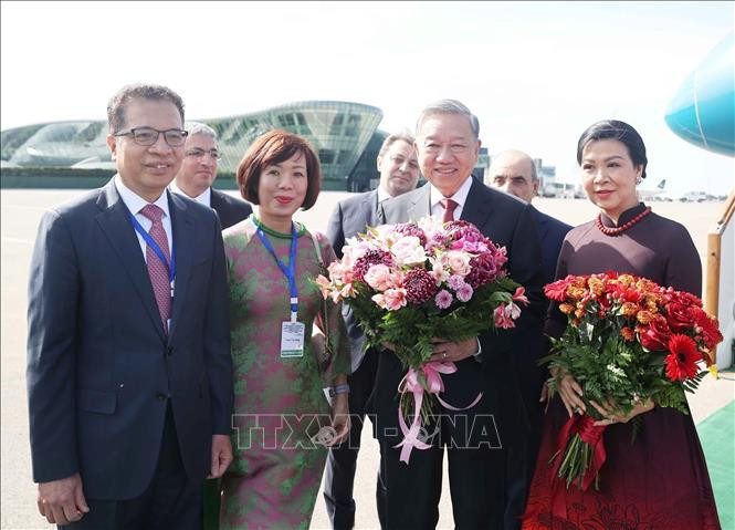 Посол Вьетнама в России и по совместительству в Азербайджане Данг Минь Кхой с супругой приветствует Генерального секретаря ЦК КПВ То Лама и его супругу в аэропорту. Фото: ВИА Посол Вьетнама в России и по совместительству в Азербайджане Данг Минь Кхой с супругой приветствует Генерального секретаря ЦК КПВ То Лама и его супругу в аэропорту. Фото: ВИА