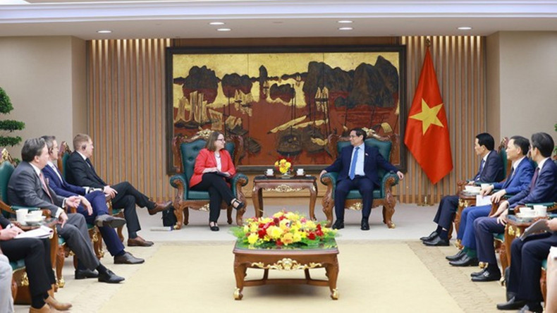 Встреча между Премьер-министром Фам Минь Тьинем и председателем Комиссии Конгресса США по рассмотрению вопросов экономики и безопасности между США и Китаем Ревой Прайс. Фото: ВИA Встреча между Премьер-министром Фам Минь Тьинем и председателем Комиссии Конгресса США по рассмотрению вопросов экономики и безопасности между США и Китаем Ревой Прайс. Фото: ВИA