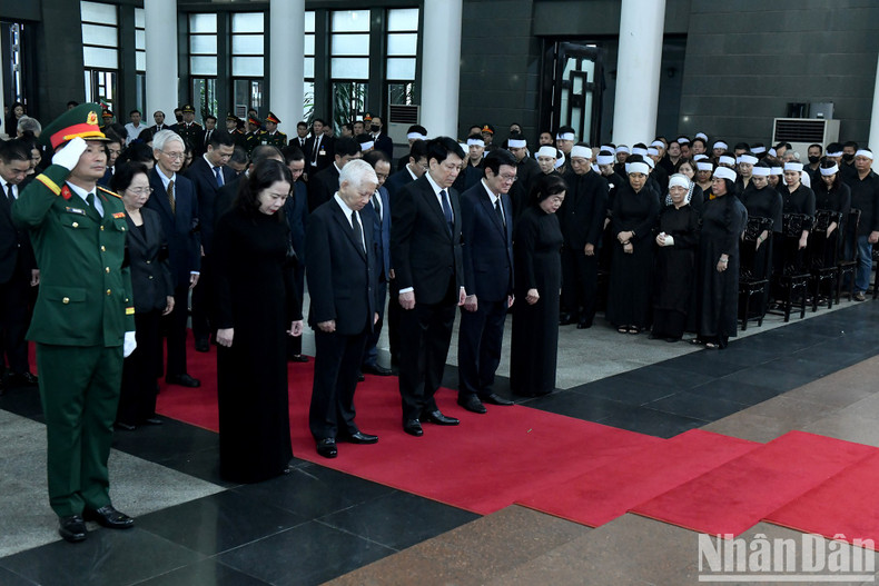 Делегация Президента отдает дань уважения товарищу Чан Дык Лыонгу. Делегация Президента отдает дань уважения товарищу Чан Дык Лыонгу.