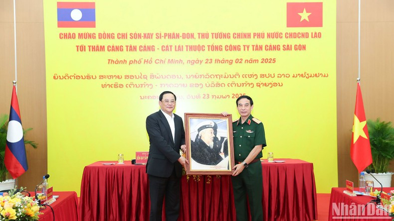 Генерал армии Фан Ван Жанг дарит Премьер-министру Сонексаю Сипхандону потрет Дядюшки Хо в фуражке. Генерал армии Фан Ван Жанг дарит Премьер-министру Сонексаю Сипхандону потрет Дядюшки Хо в фуражке.