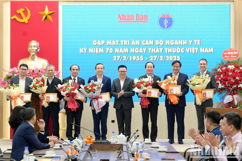Газета «Нянзан» вручает памятные медали «За дело газеты «Нянзан» руководителям Министерства здравоохранения, нескольких центральных больниц и города Ханоя.