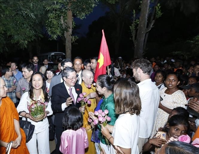 Жители Шри-Ланки приветствуют Зампредседателя НС Нгуен Дык Хая в ходе его визита в буддийский монастырь Чуклам. Фото: ВИА