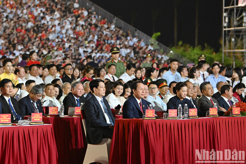 Президент Лыонг Кыонг и делегаты на церемонии. Фото: Тхюи Нгуен Президент Лыонг Кыонг и делегаты на церемонии. Фото: Тхюи Нгуен