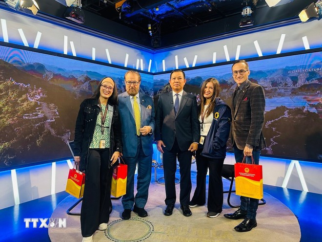 Гости телевизионной программы «Вьетнамский революционный героизм: От войны за независимость до пути строительства страны». Фото: Globovisión/ВИА Гости телевизионной программы «Вьетнамский революционный героизм: От войны за независимость до пути строительства страны». Фото: Globovisión/ВИА