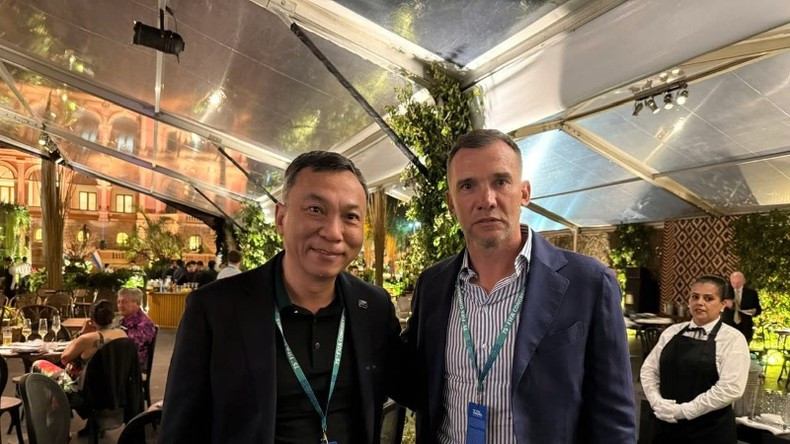 Председатель VFF Чан Куок Туан (слева) и председатель Украинской ассоциации футбола — легендарный футболист Андрей Шевченко. Председатель VFF Чан Куок Туан (слева) и председатель Украинской ассоциации футбола — легендарный футболист Андрей Шевченко.