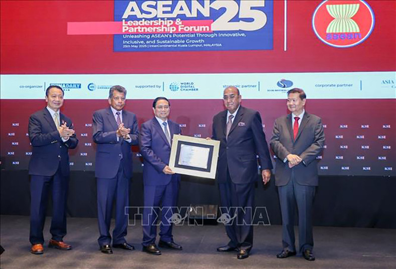 Председатель Азиатско-Тихоокеанского института стратегических исследований вручает Премьер-министру Фам Минь Тьиню премию «Выдающийся лидер АСЕАН 2025 года». Фото: ВИА