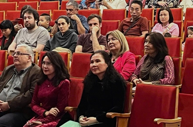 Зрители внимательно смотрят фильм «Не жги» на вечернем показе. Фото: Посольство Вьетнама в Греции Зрители внимательно смотрят фильм «Не жги» на вечернем показе. Фото: Посольство Вьетнама в Греции