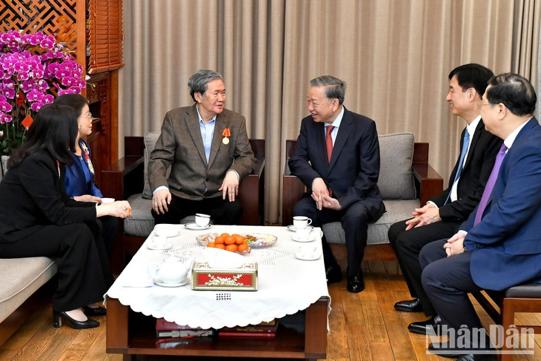 Генеральный секретарь ЦК КПВ То Лам поздравляет товарища Динь Тхэ Хюиня с наступающим Новым годом по лунному календарю. Фото: Данг Кхоа Генеральный секретарь ЦК КПВ То Лам поздравляет товарища Динь Тхэ Хюиня с наступающим Новым годом по лунному календарю. Фото: Данг Кхоа