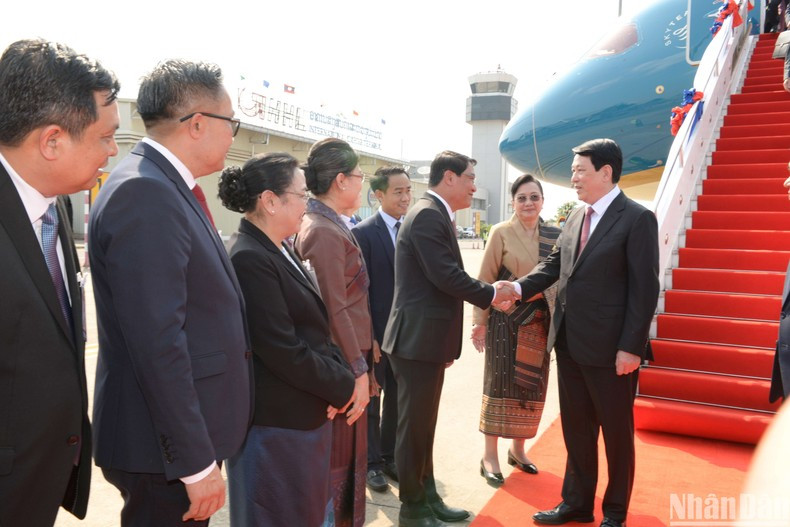 Президента Лыонг Кыонга встречают в международном аэропорту Ваттай.