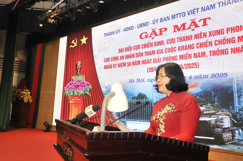 Секретарь Парткома Ханоя Буй Тхи Минь Хоай выступает с речью.