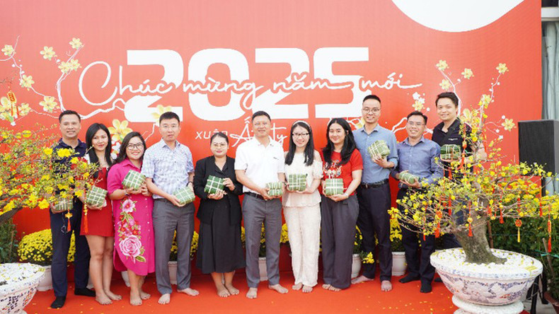 Генеральный директор Metfone Као Мань Дык (в центре) и представители команд, участвовавших в конкурсе по приготовлению баньтьынг. Фото: Хюи Ву Генеральный директор Metfone Као Мань Дык (в центре) и представители команд, участвовавших в конкурсе по приготовлению баньтьынг. Фото: Хюи Ву