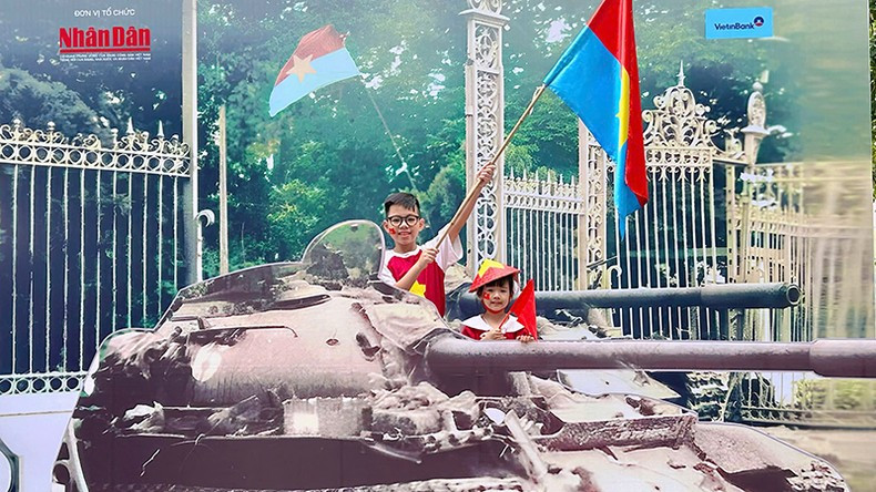 Братья Минь Нят и Нят Ань фотографируются на выставке. Братья Минь Нят и Нят Ань фотографируются на выставке.