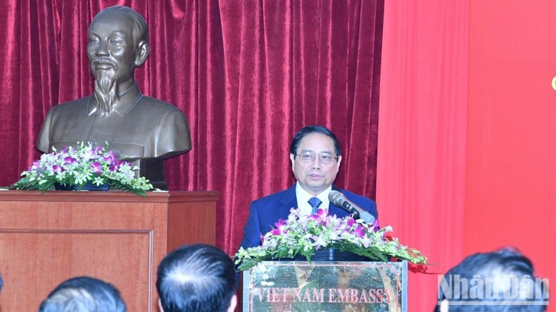 Премьер-министр Фам Минь Тьинь общается с представителями вьетнамской общины в Малайзии. Фото: Тхань Жанг