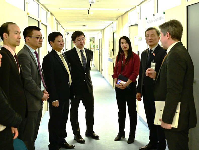 Вьетнамская делегация посещает МАГАТЭ. Вьетнамская делегация посещает МАГАТЭ.