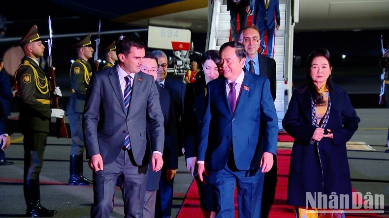 Председателя НС Чан Тхань Мана с супругой встречают в аэропорту.