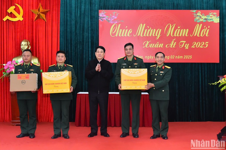 Президент Лыонг Кыонг вручает подарки офицерам и военнослужащим 1-го батальона. Президент Лыонг Кыонг вручает подарки офицерам и военнослужащим 1-го батальона.