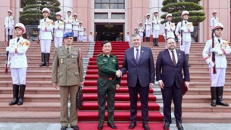 Генерал-полковник Хоанг Суан Тьиен и Заместитель министра обороны Польши Павел Бейда. Генерал-полковник Хоанг Суан Тьиен и Заместитель министра обороны Польши Павел Бейда.