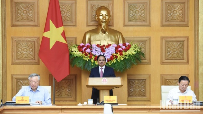 Премьер-министр Фам Минь Тьинь председательствует на заседании. Фото: Чан Хай